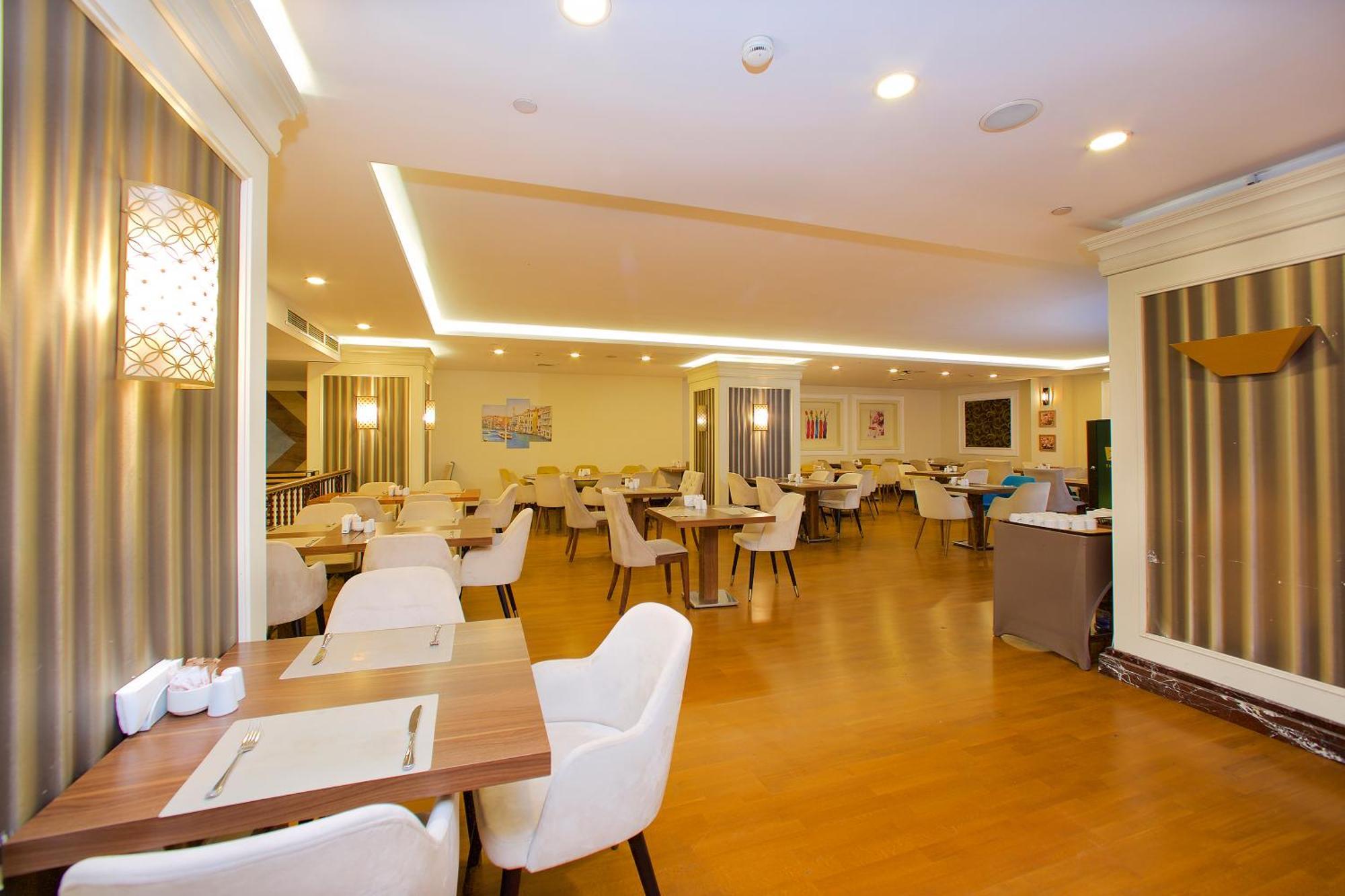 Ramada By Wyndham Istanbul Merter Exterior photo Restaurant