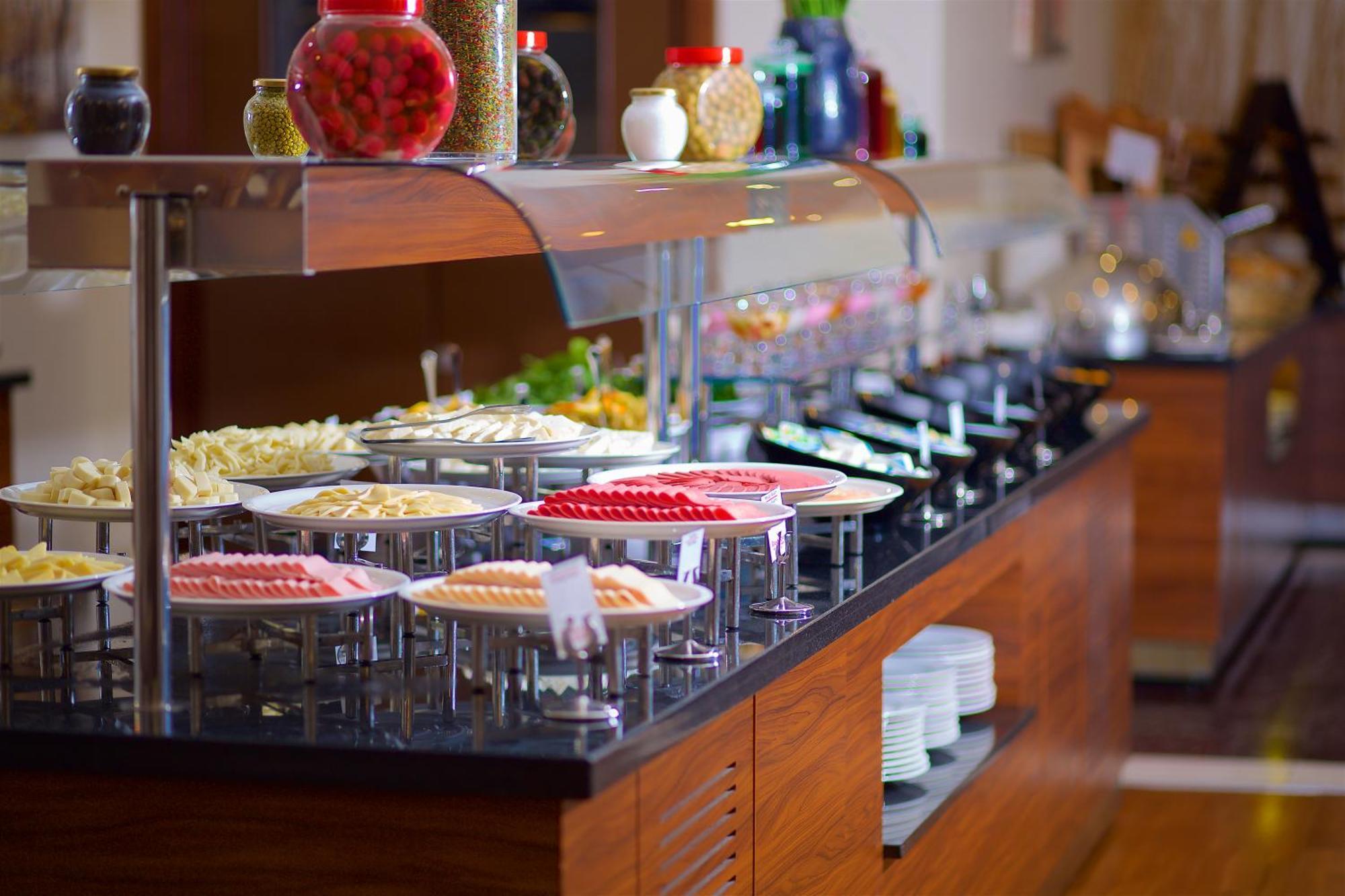 Ramada By Wyndham Istanbul Merter Exterior photo A salad bar